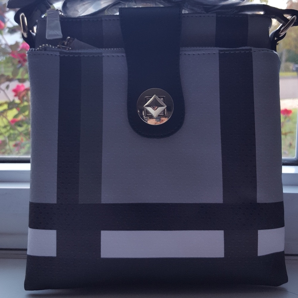 MKF Mia K Farrow crossbody purse